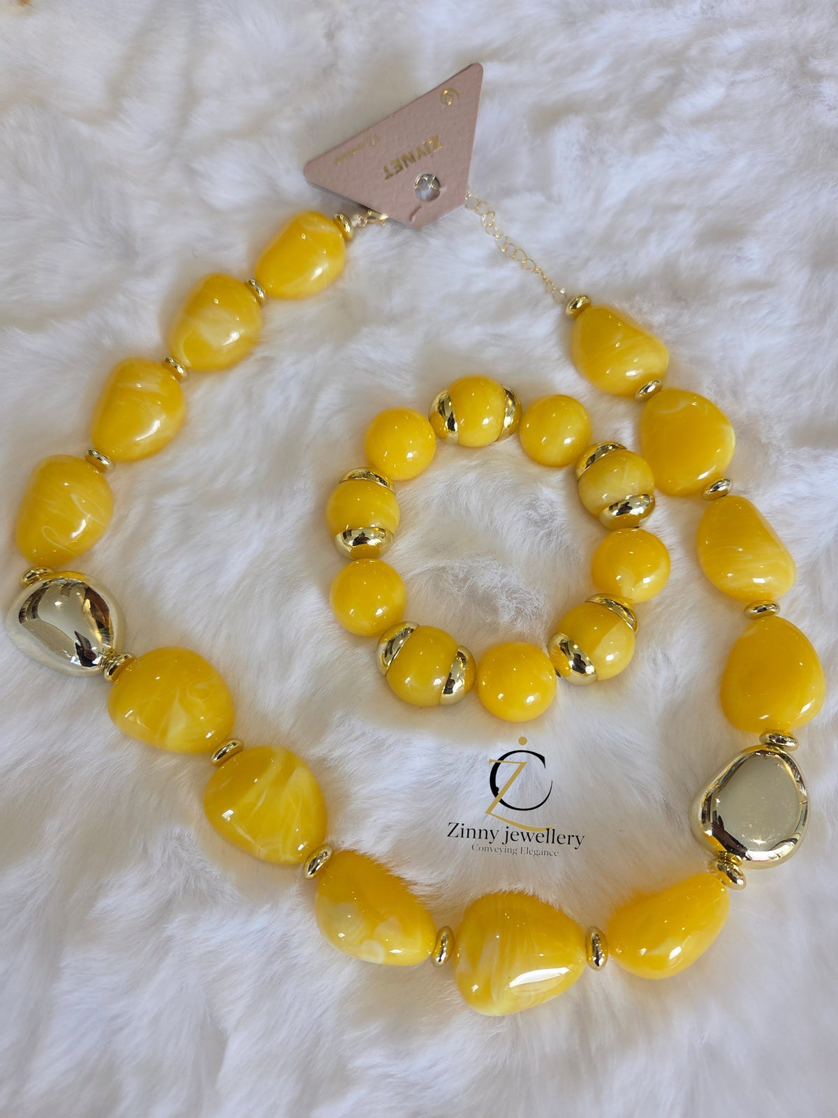 Hochwertige Schmucksets mit glänzenden, farbenfrohen Perlen und edlen goldfarbenen Akzenten – perfekt für einen stilvollen und luxuriösen Look.