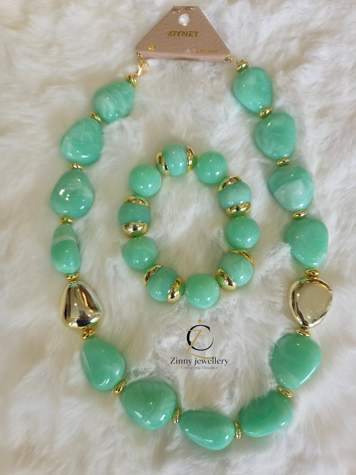 Hochwertige Schmucksets mit glänzenden, farbenfrohen Perlen und edlen goldfarbenen Akzenten – perfekt für einen stilvollen und luxuriösen Look.