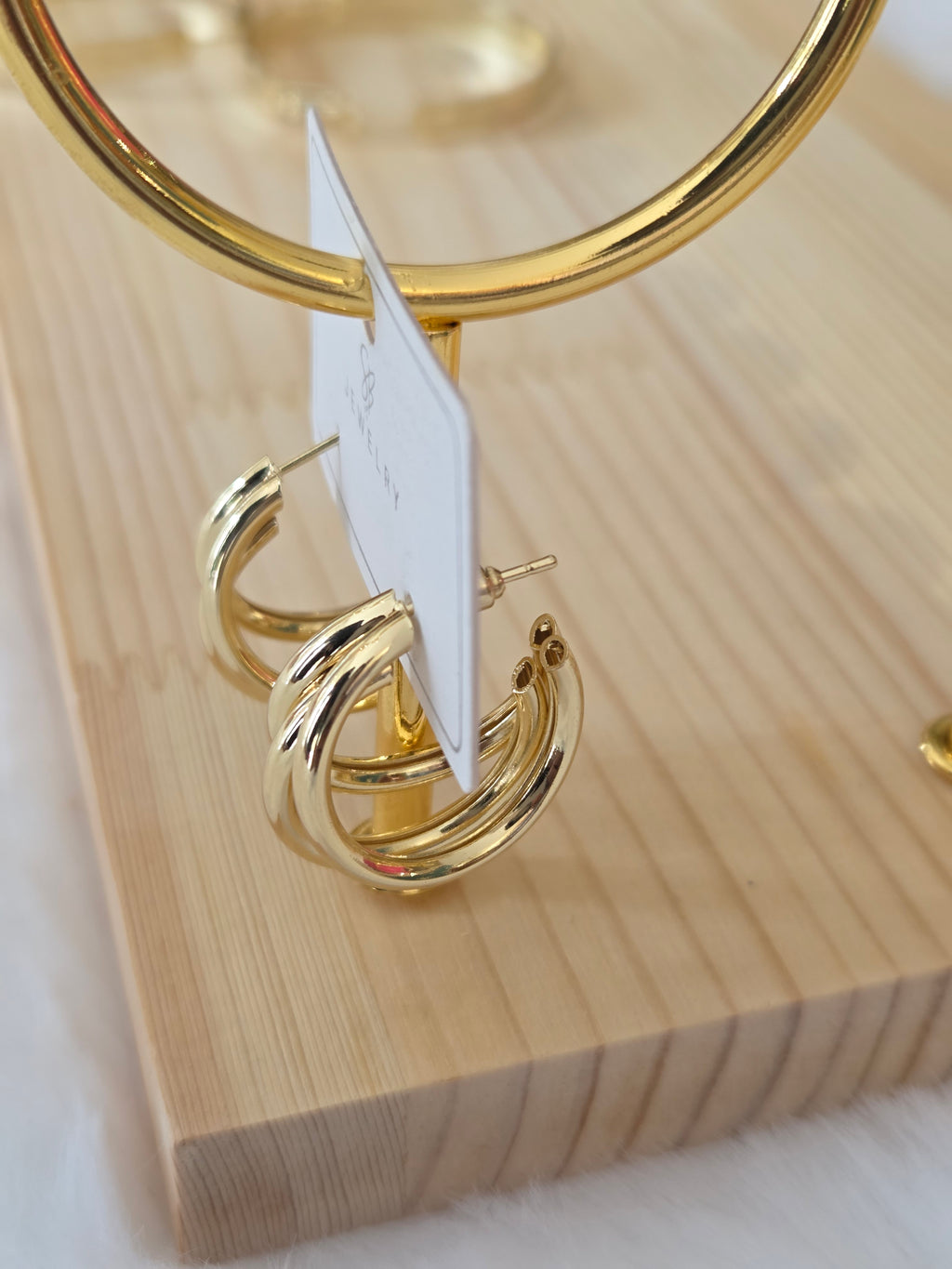 * Elegante goldfarbene Creolen.