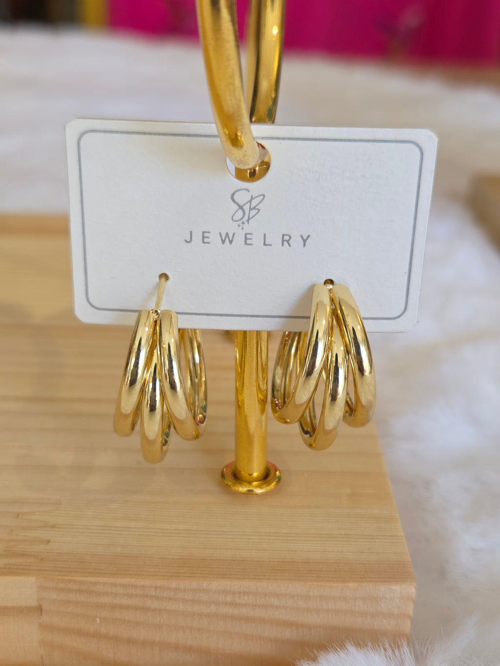 * Elegante goldfarbene Creolen.