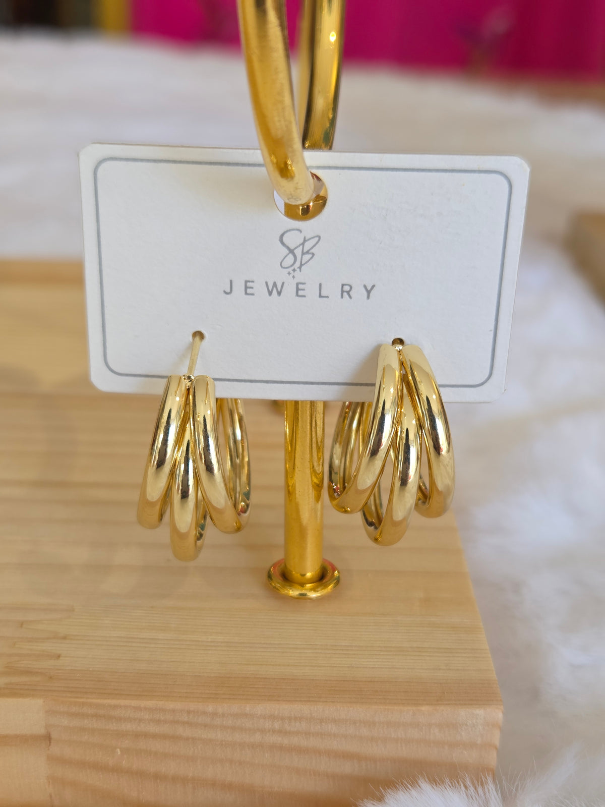 * Elegante goldfarbene Creolen.