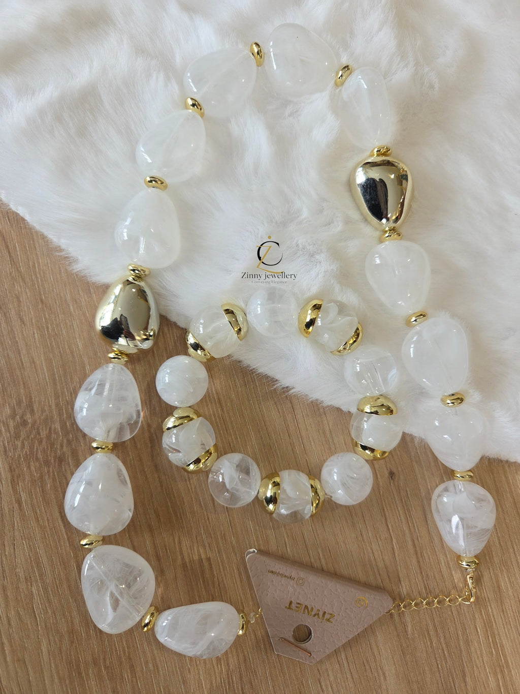 Hochwertige Schmucksets mit glänzenden, farbenfrohen Perlen und edlen goldfarbenen Akzenten – perfekt für einen stilvollen und luxuriösen Look.