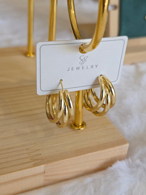 * Elegante goldfarbene Creolen.