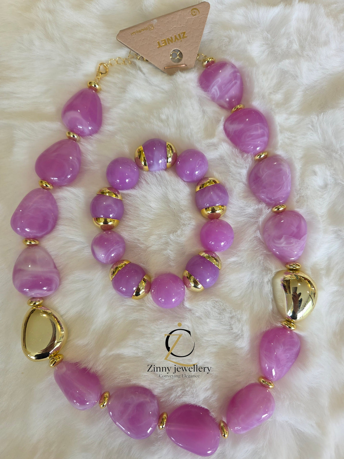 Hochwertige Schmucksets mit glänzenden, farbenfrohen Perlen und edlen goldfarbenen Akzenten – perfekt für einen stilvollen und luxuriösen Look.