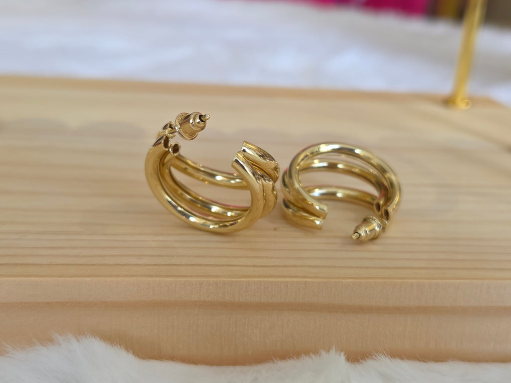 * Elegante goldfarbene Creolen.
