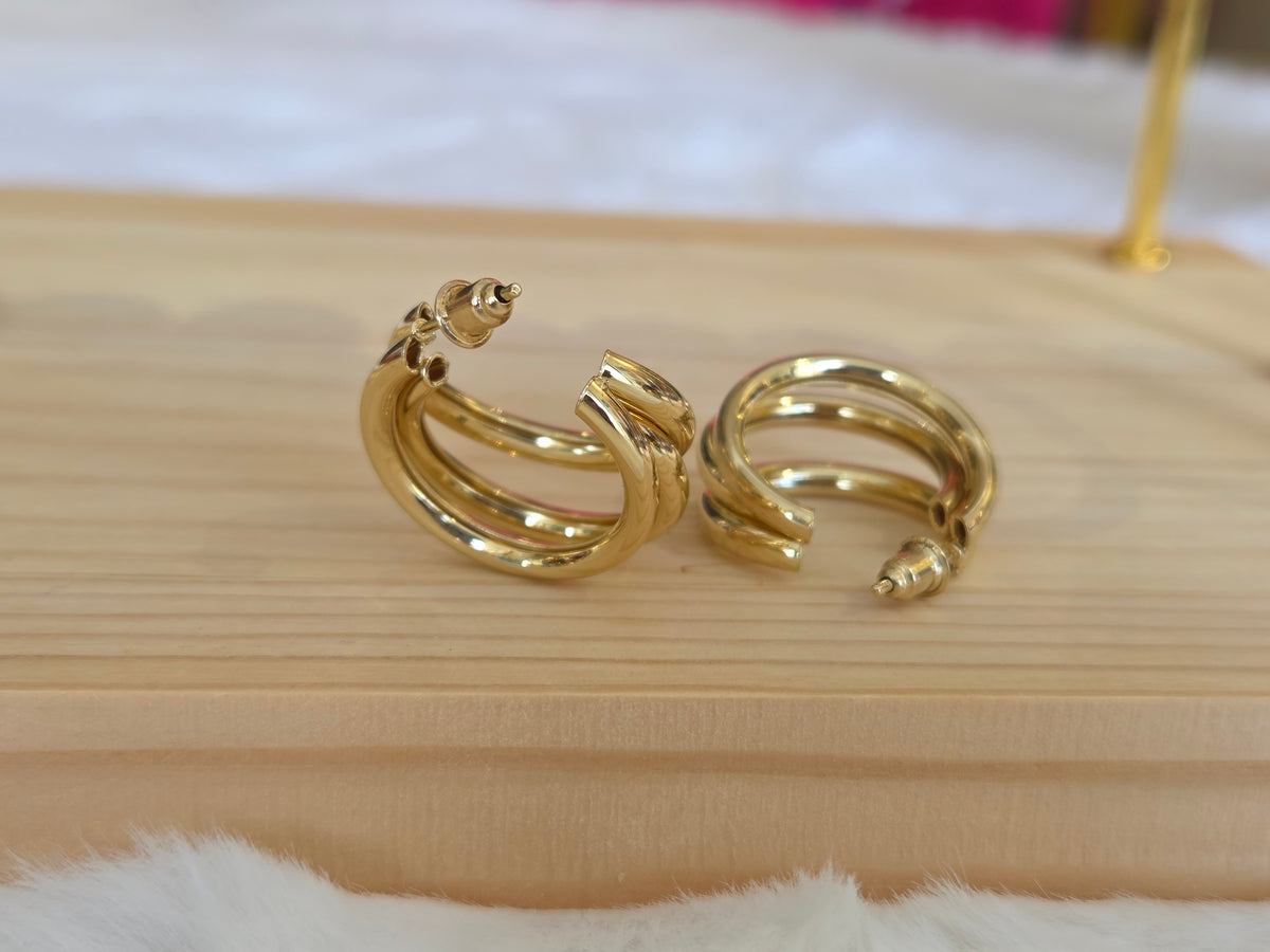 * Elegante goldfarbene Creolen.