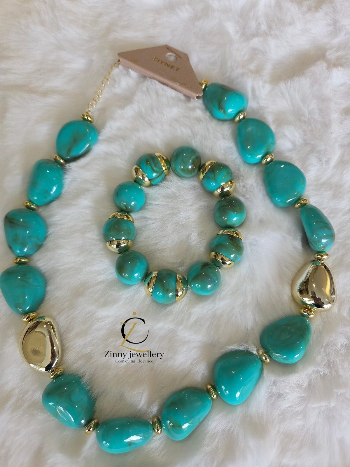 Hochwertige Schmucksets mit glänzenden, farbenfrohen Perlen und edlen goldfarbenen Akzenten – perfekt für einen stilvollen und luxuriösen Look.